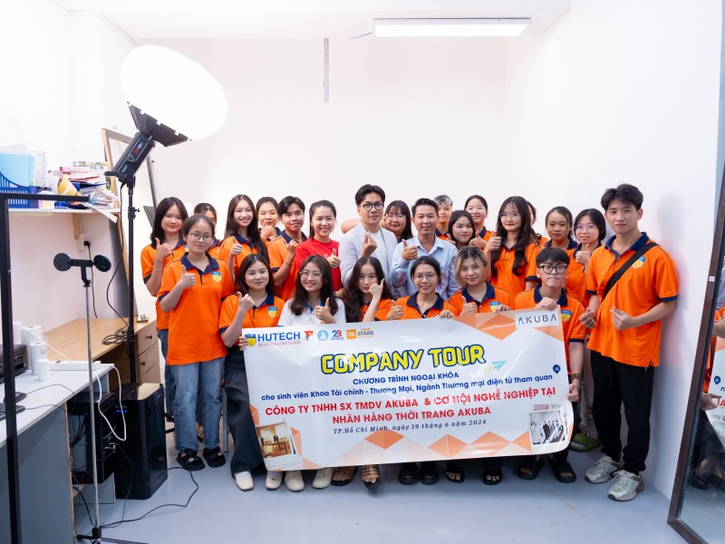 Sinh viên ngành Thương mại điện tử, khoa Tài chính Thương mại tham quan thực tế tại nhãn hàng thời trang AKUBA